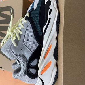 Yeezy Nike wave runner 700